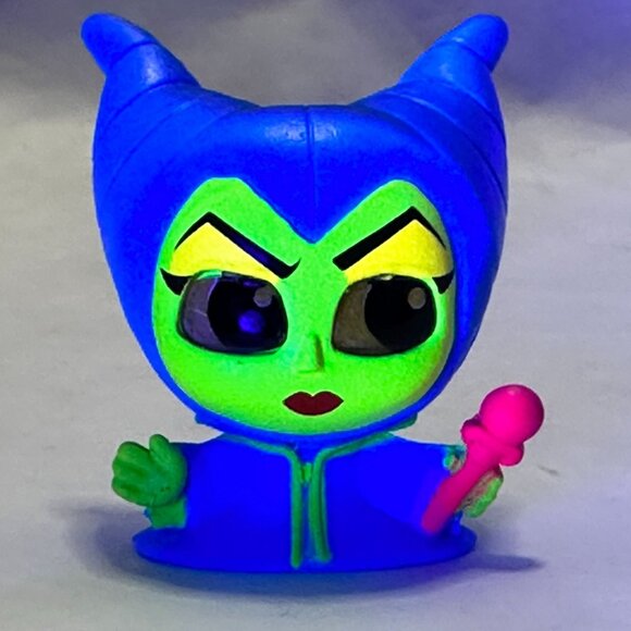 Disney Doorables Blacklight Villains MALEFICENT - Sleeping Beaty Glow NEW SEALED - Picture 5 of 13